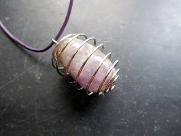 Anhänger, Amethyst, Kugel, Perlenkäfig, Drahtkäfig, Spirale, Lederband, Schmuck, Frauen