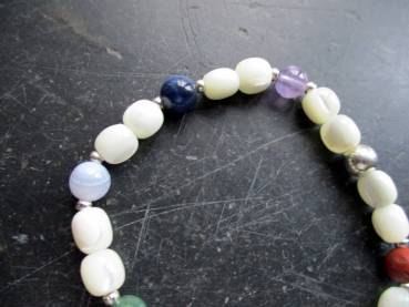 Preview: Armband, Perlmutt, weiß, Chakrasteine, bunt, Schmuck, Frauen