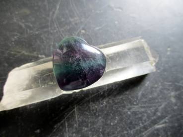 Herz, Edelsteinherz, Deko, Geschenk, Regenbogenfluorit, Fluorit, dunkel