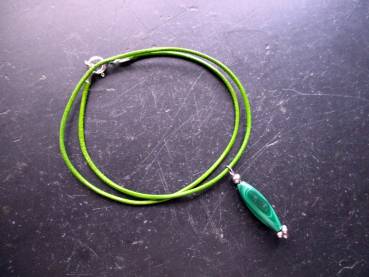 Kette, Lederband, Anhänger, Stabforn, Malachit, grün, elegant