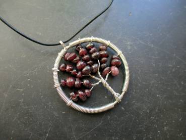 Kette, Anhänger, Baum des Lebens, Granat, Metall, Silber. Lederband, Schmuck