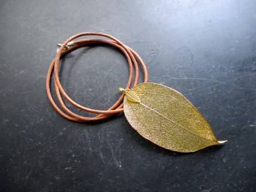 Kette, Anhänger, Lederband, Bodhi Baum, Blatt, goldfarben, Schmuck