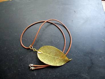 Kette, Anhänger, Lederband, Bodhi Baum, Blatt, goldfarben, Schmuck