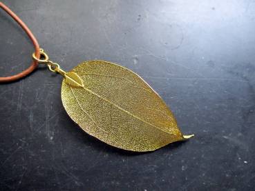 Kette, Anhänger, Lederband, Bodhi Baum, Blatt, goldfarben, Schmuck