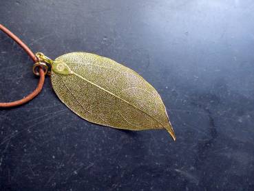 Kette, Anhänger, Lederband, Bodhi Baum, Blatt, goldfarben, Schmuck