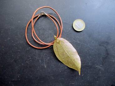 Kette, Anhänger, Lederband, Bodhi Baum, Blatt, goldfarben, Schmuck