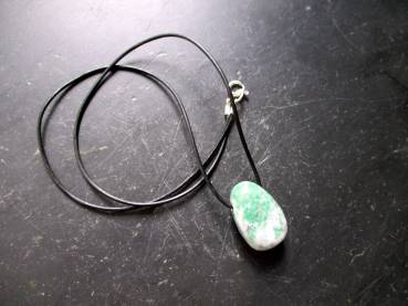 Kette, Anhänger, Lederband, Jade, grün, Schmuck, Schamane