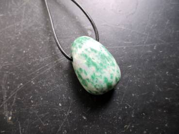 Kette, Anhänger, Lederband, Jade, grün, Schmuck, Schamane