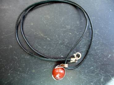 Kette, Anhänger, Lederband, Kralle, Mondstein, Silber, beige, Schmuck