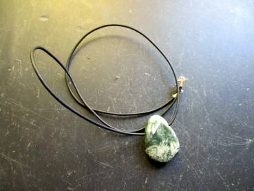 Kette, Anhänger, Lederband, Tropfen, Seraphinit, grün, Schutz, Unisex