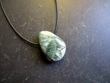 Kette, Anhänger, Lederband, Tropfen, Seraphinit, grün, Schutz, Unisex