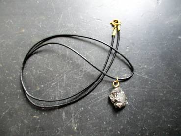 Preview: Anhänger, Meteorit, schwarz, Campo del Cielo, unbearbeitet, Unisex, Lederband