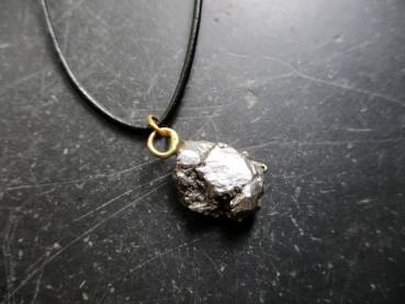 Preview: Anhänger, Meteorit, schwarz, Campo del Cielo, unbearbeitet, Unisex, Lederband