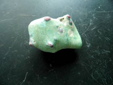 Trommelstein, Mineral, Stein, Rubin, Fuchsit, Disthen, Lebensfreude, grün, rot, Deko
