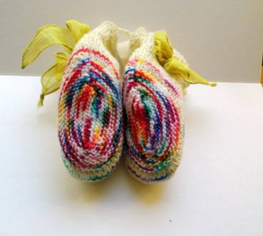 Preview: Baby Schuhe, Schühchen, Booties, weiss,bunt, Schleife, Seide, Wolle, Puppen