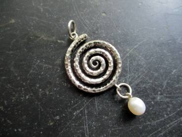 Anhänger, gehämmertes Silber, Perle, weiß, Spirale, Schmuck, Frauen
