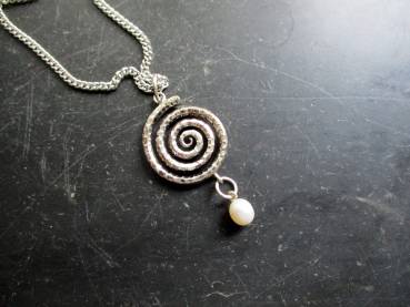 Anhänger, gehämmertes Silber, Perle, weiß, Spirale, Schmuck, Frauen