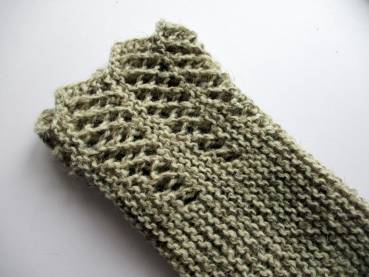 Preview: Stulpen, Pulswärmer, Armstulpen, hellgrau, Wolle, gestrickt, Spitze