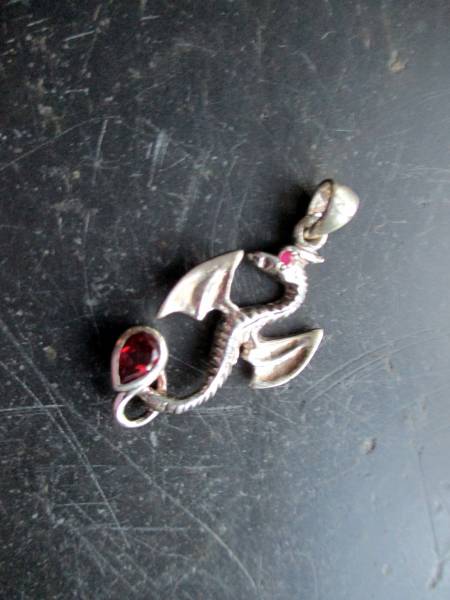 Anhänger, Drache, Sterlingsilber, Granat, Rubin, facettiert,  Märchen, Schatz