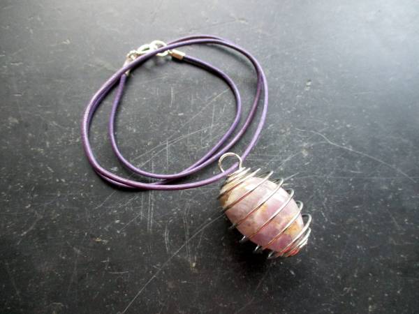 Anhänger, Amethyst, Kugel, Perlenkäfig, Drahtkäfig, Spirale, Lederband, Schmuck, Frauen