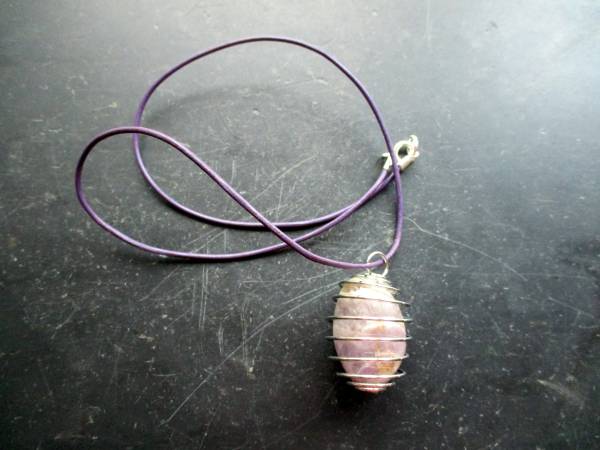 Anhänger, Amethyst, Kugel, Perlenkäfig, Drahtkäfig, Spirale, Lederband, Schmuck, Frauen