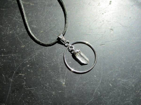 Anhänger, Kreis, Metall, versilbert, Bergkristall Spitze, Unisex