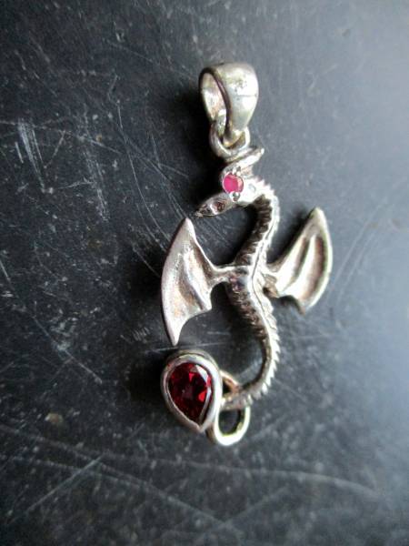 Anhänger, Drache, Sterlingsilber, Granat, Rubin, facettiert,  Märchen, Schatz
