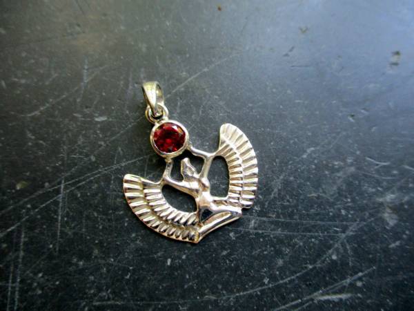 Isis, Anhänger, Silber, Flügel, Granat, facettiert, Ägypten, Heilung, Göttin, klein