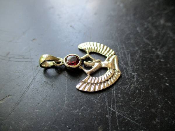 Isis, Anhänger, Silber, Flügel, Granat, facettiert, Ägypten, Heilung, Göttin, klein