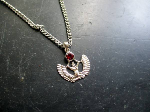 Isis, Anhänger, Silber, Flügel, Granat, facettiert, Ägypten, Heilung, Göttin, klein