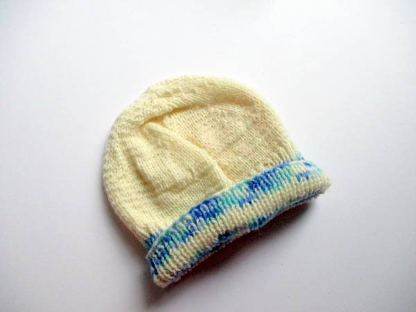 Baby, Mütze, Haube, weiß mit blauen Streifen, Wolle, gestrickt