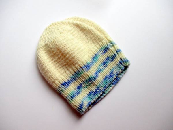 Baby, Mütze, Haube, weiß mit blauen Streifen, Wolle, gestrickt