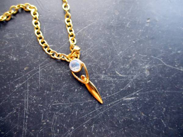 Göttin, Gaja, Erdmutter, Sterlingsilber, vergoldet, Mondstein, Schmuck, Muttergöttin, klein