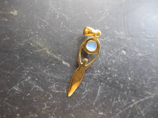 Göttin, Gaja, Erdmutter, Sterlingsilber, vergoldet, Mondstein, Schmuck, Muttergöttin, klein