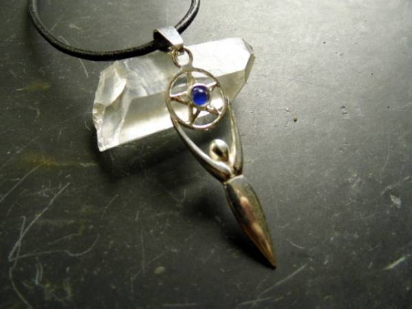 Gaja, Göttin, Erdmutter, Anhänger, Sterlingsilber, Blauquarz, Symbolschmuck, Esoterik