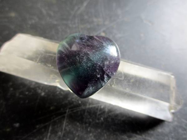 Herz, Edelsteinherz, Deko, Geschenk, Regenbogenfluorit, Fluorit, dunkel