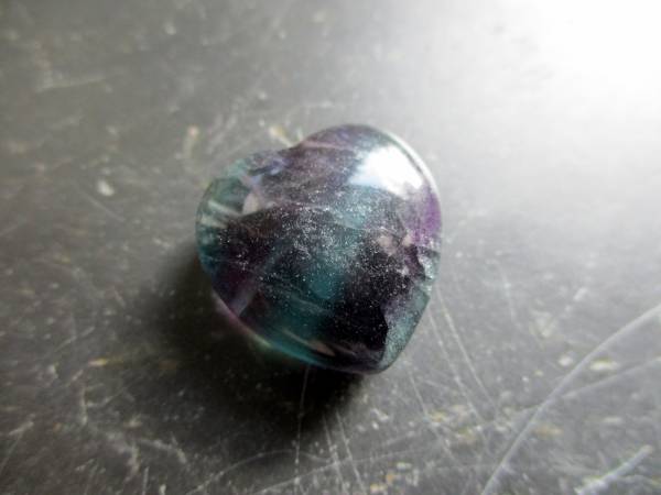 Herz, Edelsteinherz, Deko, Geschenk, Regenbogenfluorit, Fluorit, dunkel
