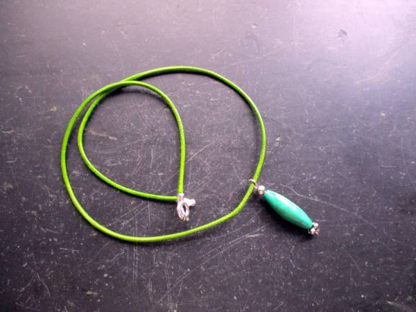 Kette, Lederband, Anhänger, Stabforn, Malachit, grün, elegant