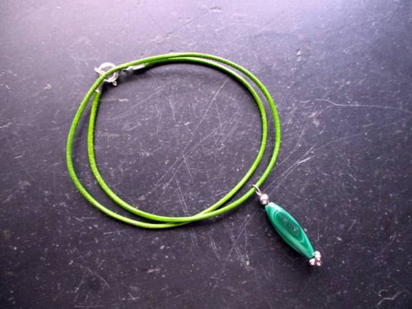 Kette, Lederband, Anhänger, Stabforn, Malachit, grün, elegant