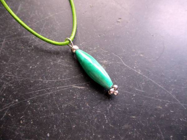 Kette, Lederband, Anhänger, Stabforn, Malachit, grün, elegant