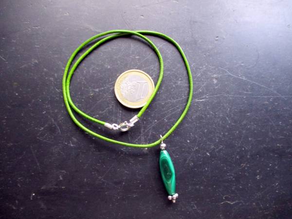 Kette, Lederband, Anhänger, Stabforn, Malachit, grün, elegant