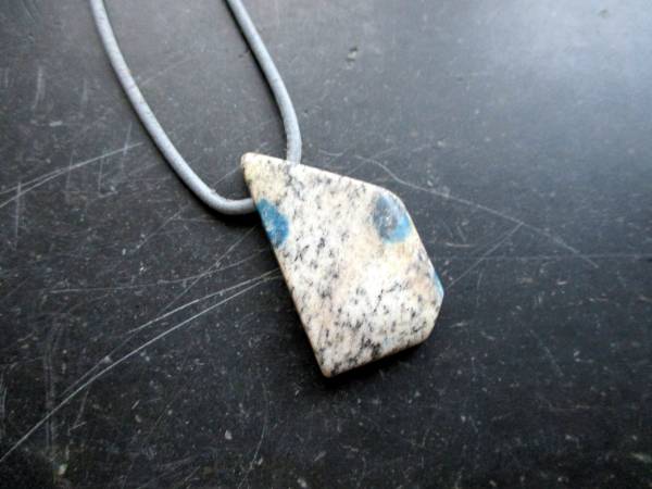 Anhänger, Azurit, in Matrix, Schmuck, Lederband, Silber
