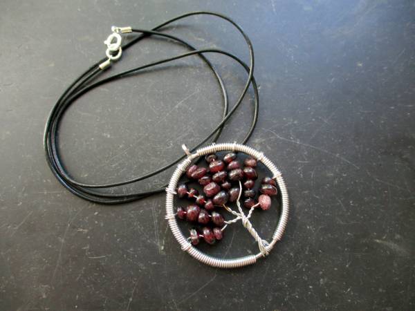 Kette, Anhänger, Baum des Lebens, Granat, Metall, Silber. Lederband, Schmuck