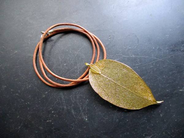 Kette, Anhänger, Lederband, Bodhi Baum, Blatt, goldfarben, Schmuck