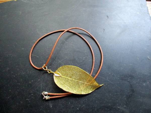 Kette, Anhänger, Lederband, Bodhi Baum, Blatt, goldfarben, Schmuck