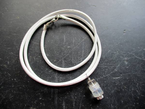 Anhänger, Cairn, Lederband, Mondstein, Turmalin, Schmuck