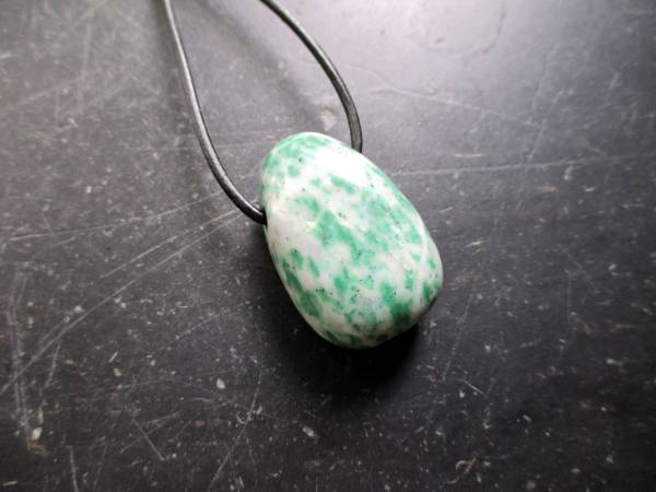 Kette, Anhänger, Lederband, Jade, grün, Schmuck, Schamane