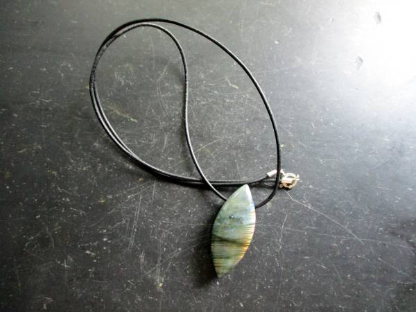 Anhänger, Navette, Labradorit, schillernd, Schmuck, Lederband, Silber