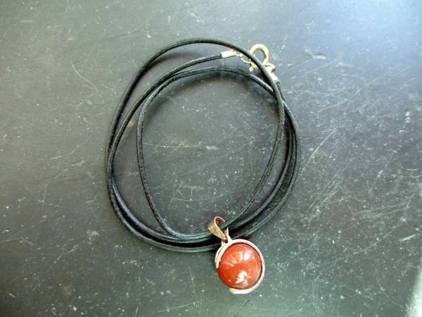 Kette, Anhänger, Lederband, Kralle, Mondstein, Silber, beige, Schmuck