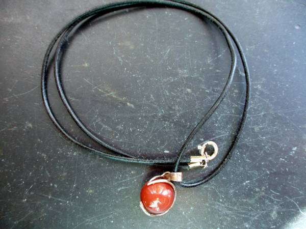 Kette, Anhänger, Lederband, Kralle, Mondstein, Silber, beige, Schmuck
